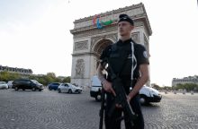 Paryžiuje policininką peiliu sužalojęs užpuolikas įtariamas ir 16-mečio nužudymu